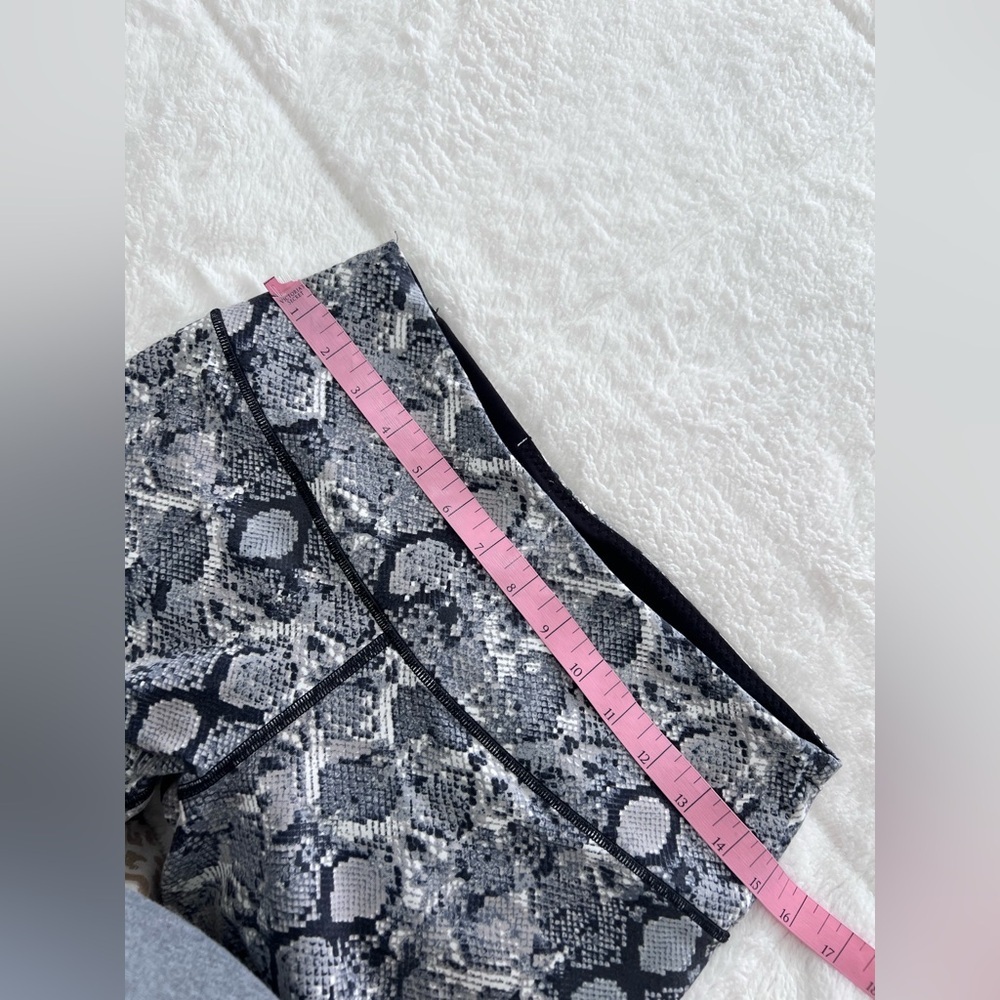 VICTORIAS SPORT Snake Print White Gray Knockout
Workout Tight Leggings Size M - Picture 4 of 8
